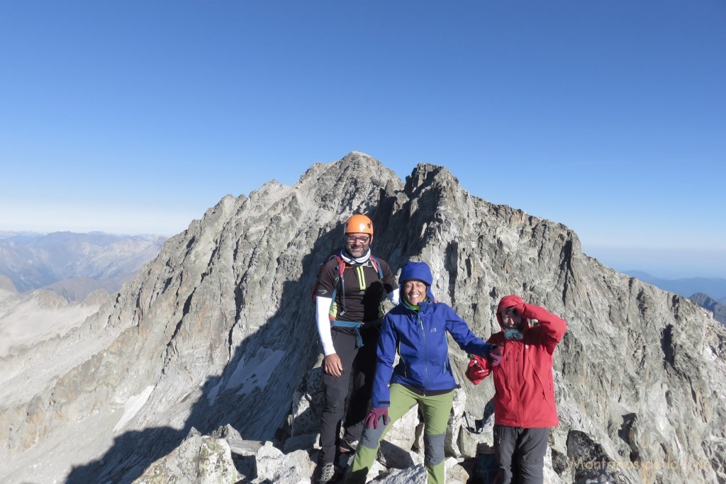De izquierda a derecha: Josetxu, Eva y Paco en la cima del Tempestades, 3.278 mts., detrás el Aneto y su Espalda delante a su derecha